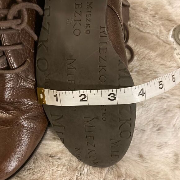 𝅺: : MIEZKO 90s Style Fold Over Ankle Boots with Gold Stud Detail : : - Picture 16 of 16